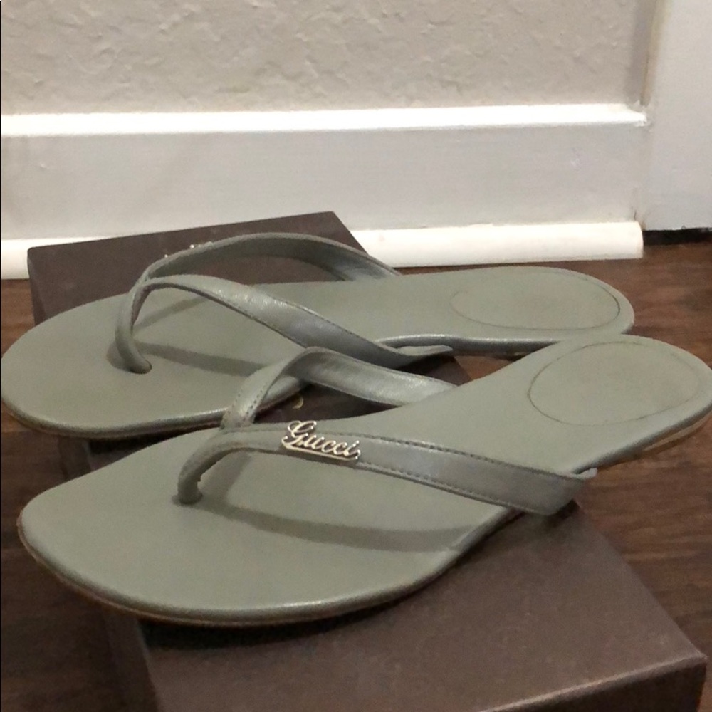 Flat tong sandal gray